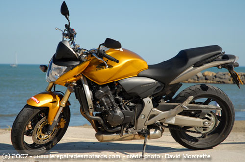 honda-hornet-600-plage.jpg